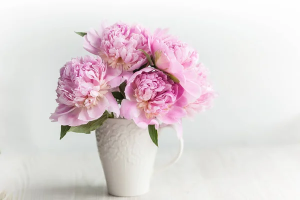 Bouquet Pivoines Roses Dans Vase Sur Fond Blanc — Photo