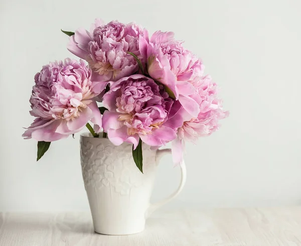 Pivoines Roses Dans Vase Sur Fond Blanc — Photo