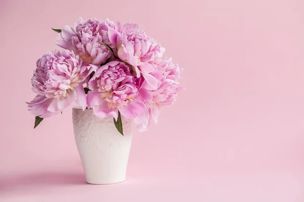 白い背景の花瓶にピンクの牡丹 — ストック写真