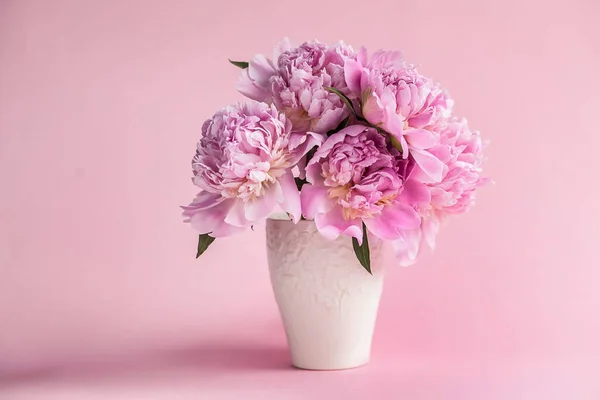 Pivoines Roses Dans Vase Sur Fond Blanc — Photo