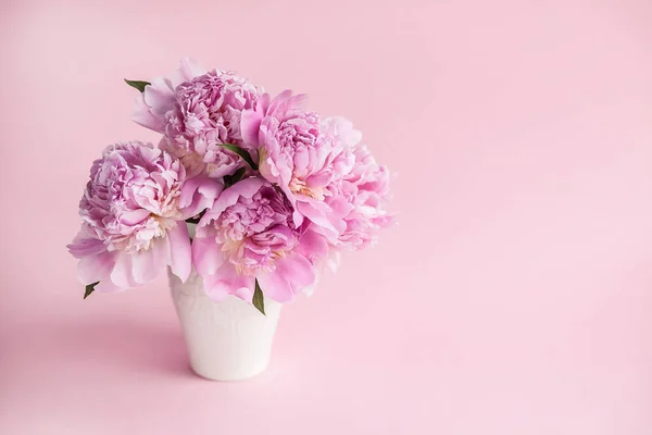 Pivoines Roses Dans Vase Sur Fond Blanc — Photo