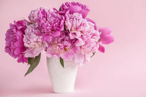 Pivoines Roses Dans Vase Sur Fond Blanc — Photo
