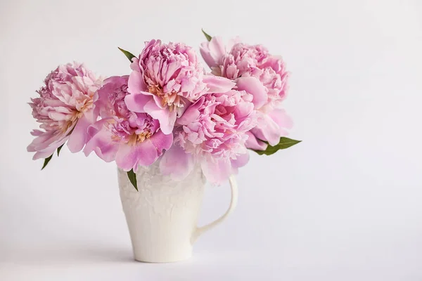 Pivoines Roses Dans Vase Sur Fond Blanc — Photo