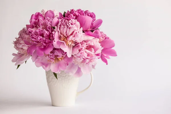 Pivoines Roses Dans Vase Sur Fond Blanc — Photo