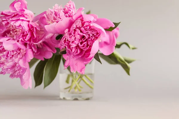 Bouquet Pivoines Roses Dans Vase Sur Une Table Bois — Photo