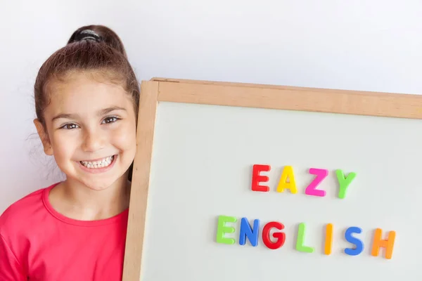 Neşeli küçük kız portresi, eğitim konsepti 