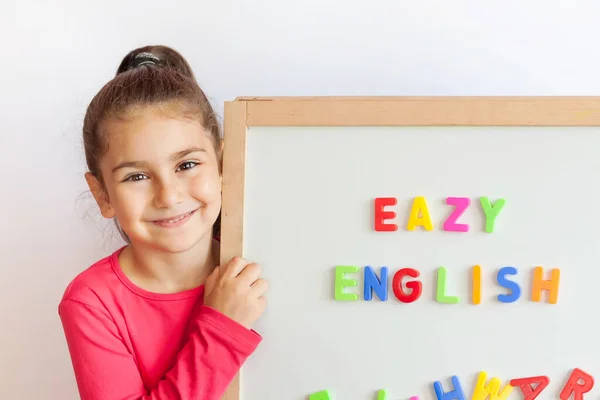 Neşeli küçük kız portresi, eğitim konsepti 