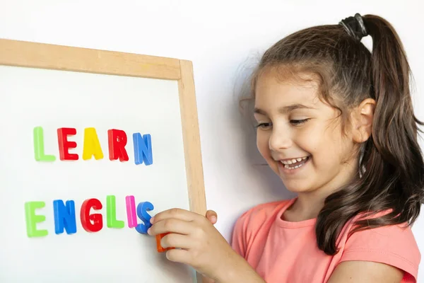 Neşeli küçük kız portresi, eğitim konsepti 