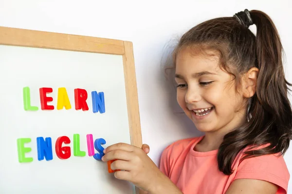 Neşeli küçük kız portresi, eğitim konsepti 