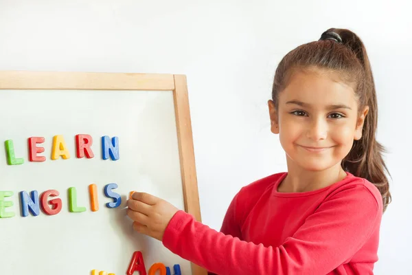 Neşeli küçük kız portresi, eğitim konsepti 