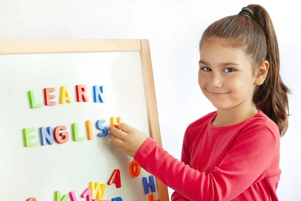 Neşeli küçük kız portresi, eğitim konsepti 