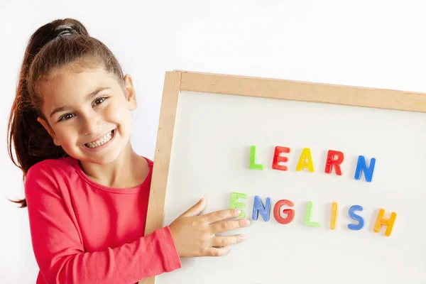 Mutlu şirin kız portresi, İngilizce dil eğitimi konsepti 