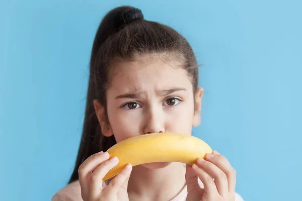 Jong Meisje Met Banaan Haar Mond Stockfoto