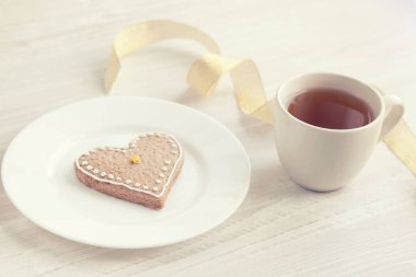 Tahta masada kalp şeklinde kurabiyeler