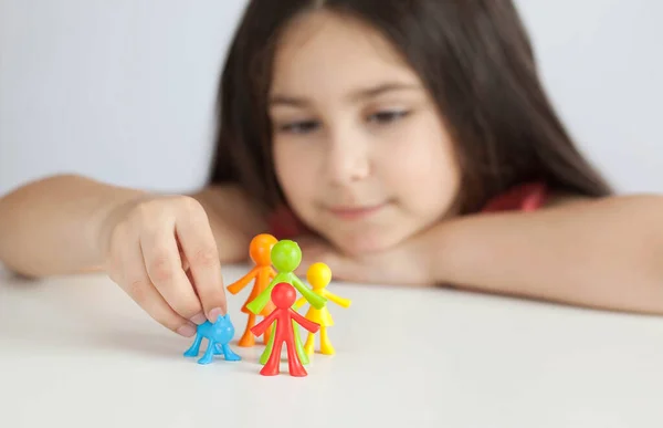 Gelukkig Klein Meisje Spelen Met Kleurrijk Speelgoed Stockfoto