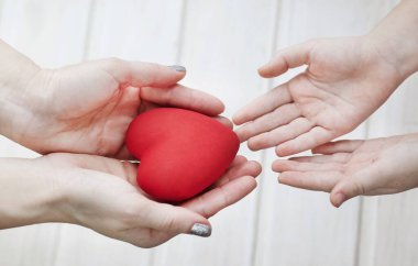 Avuçlarda kalbi tutan eller