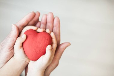 Elinde kalp olan bir kadının yakınına.