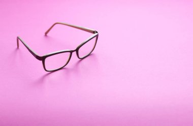 renk arkaplan üzerindeki gözlük