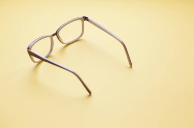 renk arkaplan üzerindeki gözlük