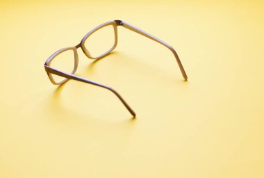 renk arkaplan üzerindeki gözlük