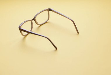 renk arkaplan üzerindeki gözlük