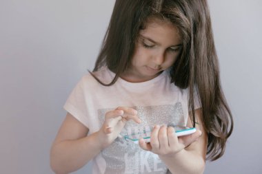 Akıllı telefon kullanan küçük kız. 