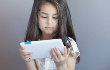 Akıllı telefon kullanan küçük kız. 