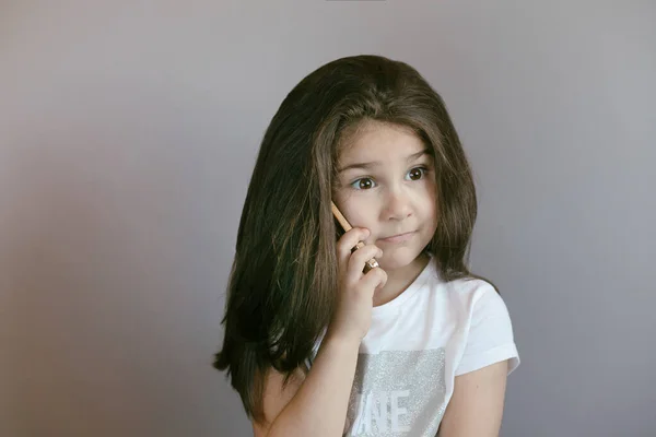 Mała Dziewczynka Pomocą Smartfona — Zdjęcie stockowe