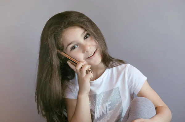 Mała Dziewczynka Pomocą Smartfona — Zdjęcie stockowe