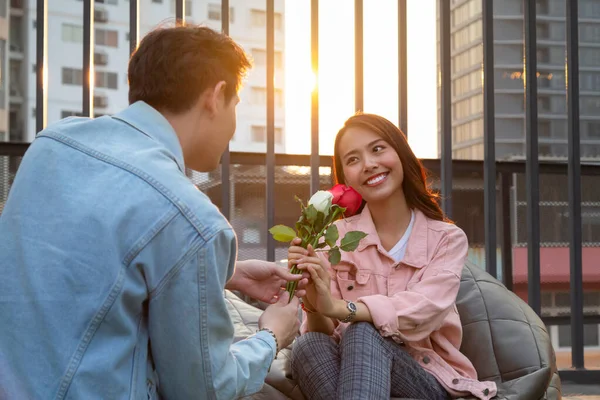 Joven Pareja Feliz Amor Romántico Primera Cita Relación Asiático Adolescente — Foto de Stock