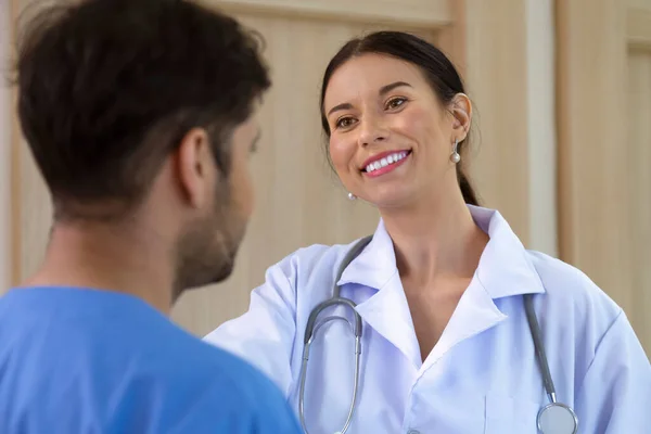 Gülümseyen Kadın Doktor Kanser Tedavisinden Sonra Hastalara Destek Oluyor Onları — Stok fotoğraf