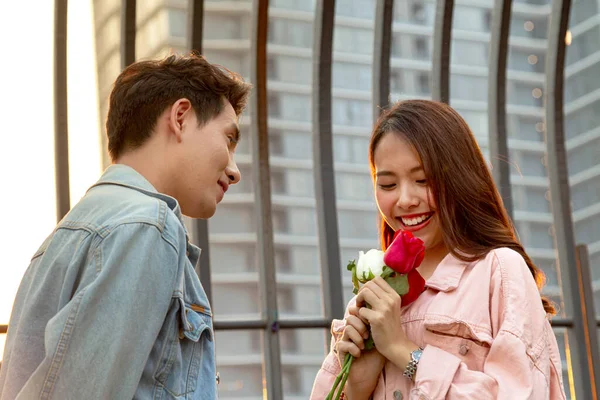 Joven Pareja Feliz Amor Romántico Primera Cita Relación Asiático Adolescente — Foto de Stock