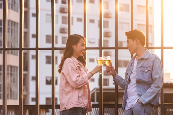 Ásia Amante Casal Homem Mulher Aplaudindo Brinde Com Copos Vinho — Fotografia de Stock