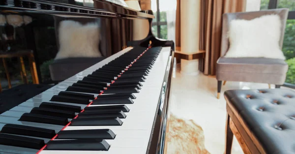 Modern lüks evdeki müzik salonunda piyano klavyesi, seçici odak