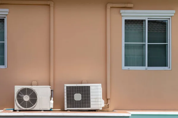 Zwei Arten Von Hausklimageräten Kompressorspulen Installation Auf Dem Balkon Unter — Stockfoto