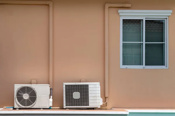 Zwei Arten Von Hausklimageräten Kompressorspulen Installation Auf Dem Balkon Unter — Stockfoto