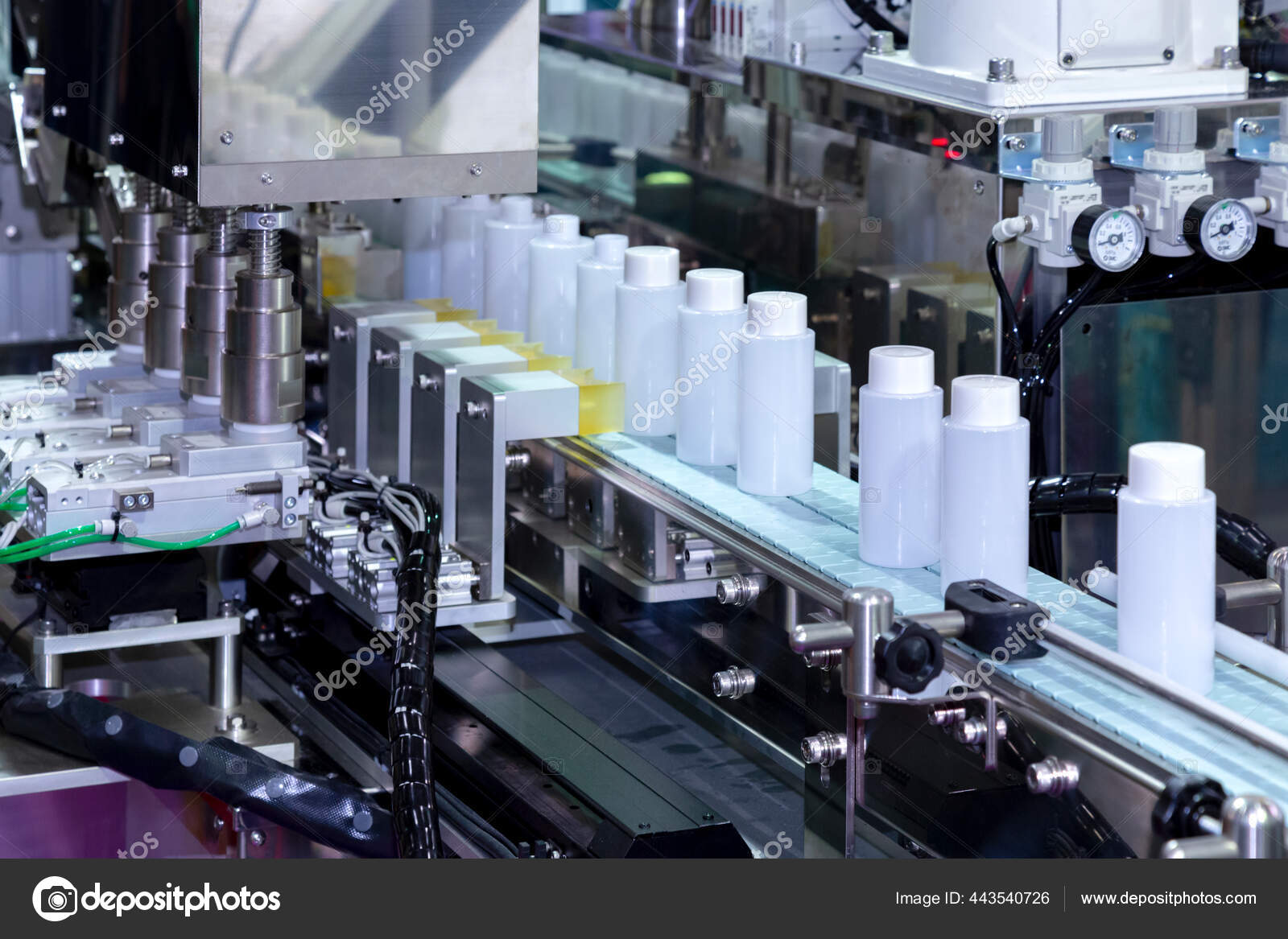 https://st2.depositphotos.com/46164662/44354/i/1600/depositphotos_443540726-stock-photo-white-plastic-bottle-moving-conveyor.jpg