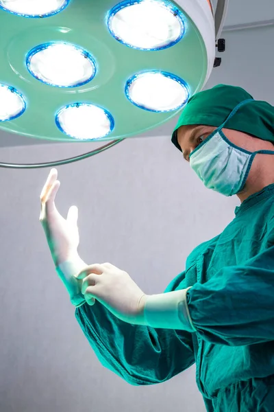 Professional Surgeon Doctor Preparing Wearing Surgical Gloves Hands Surgery Operating — Stock Photo, Image