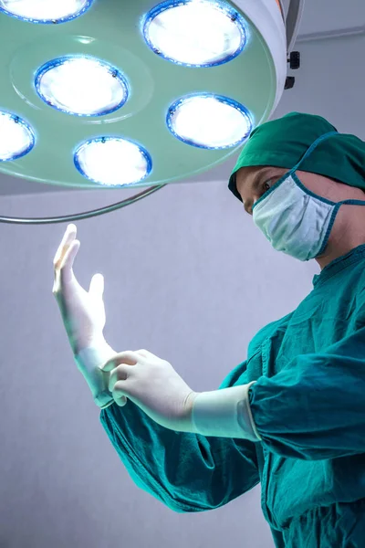 Professional Surgeon Doctor Preparing Wearing Surgical Gloves Hands Surgery Operating — Stock Photo, Image