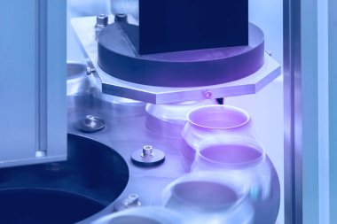 İçme işlemi için boş yeni alüminyum kutular içecek imalatında taşıyıcı bant makinesinde fabrika kuyruğunda ilerliyor. yiyecek ve içecek endüstriyel iş konsepti.