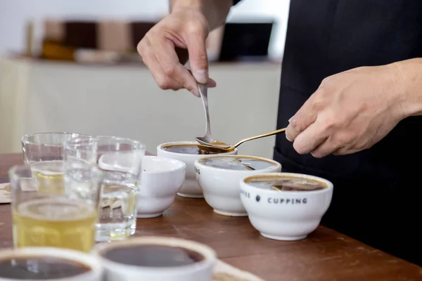 Professzionális Grader Készül Hogy Teszteljék Ellenőrizzék Kávé Minőségét Lefölözni Kávéfőző — Stock Fotó