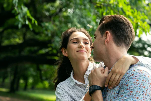 Portrait Jeune Homme Femme Souriant Couple Amoureux Embrasser Dans Parc — Photo