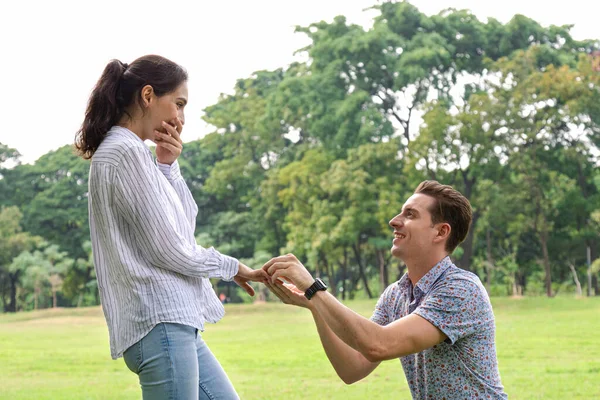 Sorprendió Joven Sonrió Mientras Novio Proponía Matrimonio Parque Cásate Conmigo — Foto de Stock