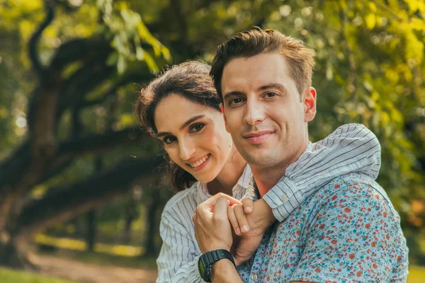 Retrato Sorridente Jovem Mulher Casal Apaixonado Abraçando Parque Temporada Verão — Fotografia de Stock