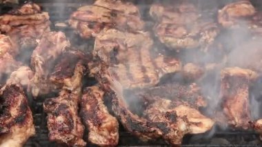 Biftek ve üzerinde Barbekü kaburga