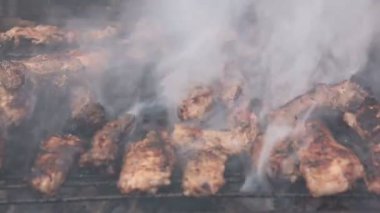 Biftek ve üzerinde Barbekü kaburga