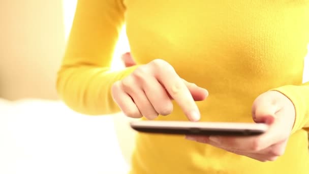 Middelste gedeelte lichaam video. Vrouw gebruikt digitale tablet thuis - 1080i — Stockvideo