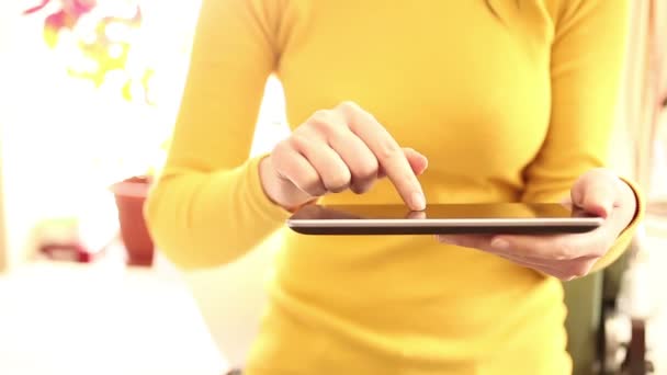Vídeo corporal de sección media. Mujer utiliza tableta digital en casa - 1080i — Vídeo de stock