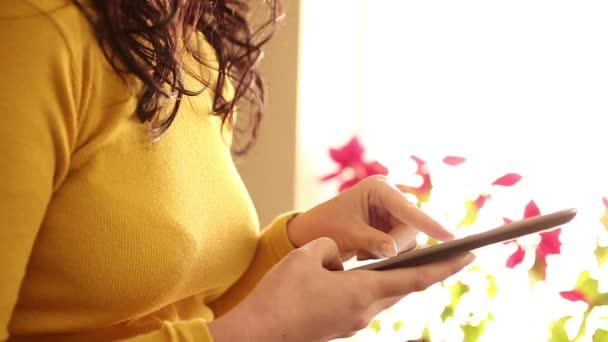 Средний снимок тела женщины с помощью цифрового планшета дома — стоковое видео