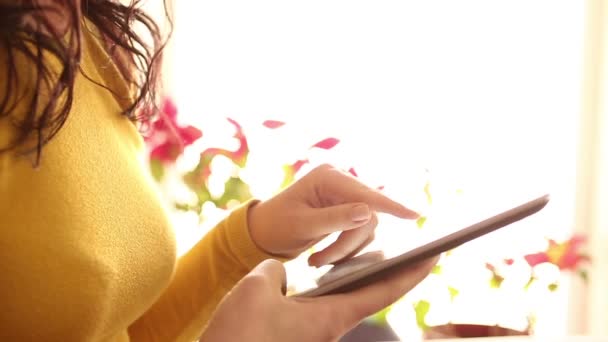 Plan du corps de la section centrale de la femme utilisant une tablette numérique à la maison 